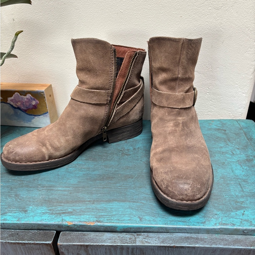 Born brown suede boots